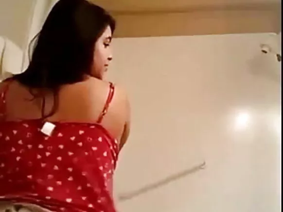 Arabinrin Arab ṣe afihan selfie selfie lori fidio aworan ti o ni gbese
