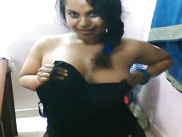 Oyan India Lily fihan awọn oyan rẹ ti o ni gbese ati kẹtẹkẹtẹ si kamẹra Bhojpuri