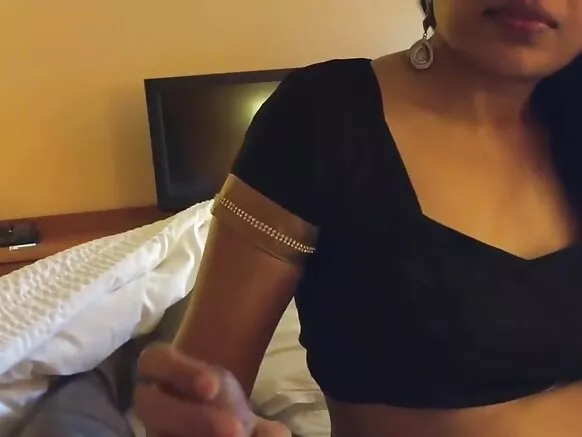 Ọmọbirin India ti o lẹwa ti n mu akukọ lẹwa Kareena Kapoor ni gbese fidio fiimu