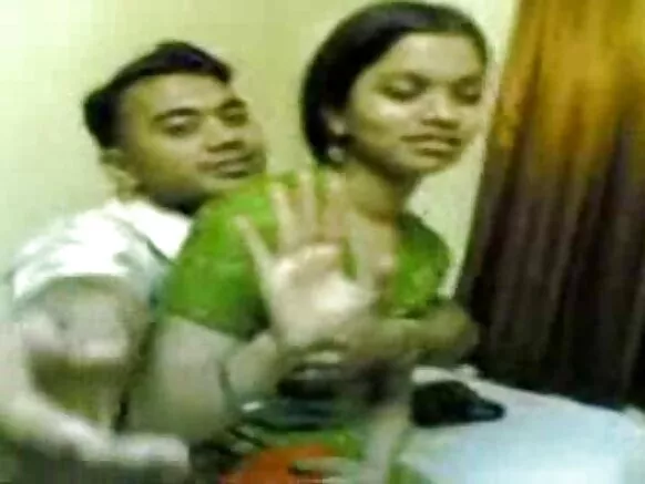 Fidio Gbona Ọdun Tuntun Tọkọtaya India - Sexy Hindi Movie Ṣii Nipasẹ Saanjh