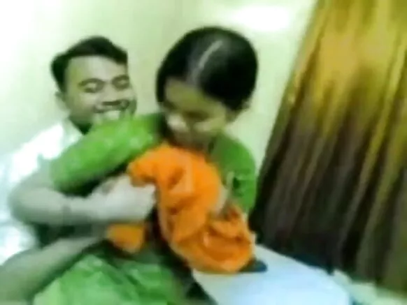 Indian Lile ọdọmọkunrin ni gbese ni gbese ori omu Ipa