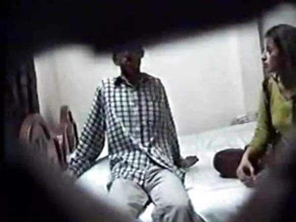 Arabinrin Pakistani buruju nipasẹ alabara kan lori kamera ti o farapamọ hindi hd fiimu ti o ni gbese ti o farapamọ ohun