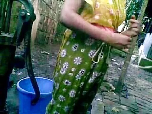 bangla desi sunny deol Fọto ibalopo korọrun eniyan Desi ita gbangba cousin-nupur ti nwẹ ni ita