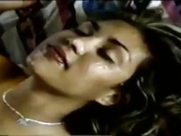 Ni gbese Indian àgbere ti wa ni buru jai ninu yara ni a ni gbese movie fidio - ni gbese Koo