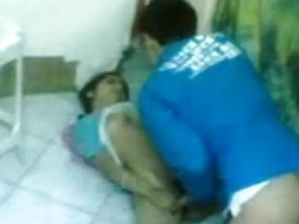 Ọmọkunrin Desi ni ikoko ṣe igbasilẹ fidio kan ti o nfihan awọn fọto ti o ni gbese ti ana rẹ si ọmọkunrin Desi rẹ