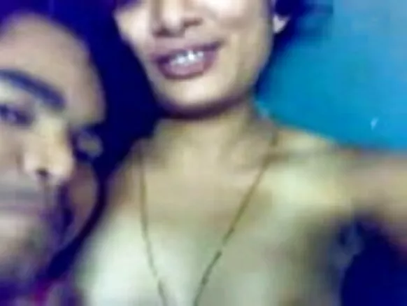Kerala cutie ṣe afihan awọn oyan ati obo ti o mu nipasẹ ọrẹkunrin rẹ ti n ṣe afihan awọn oyan rẹ