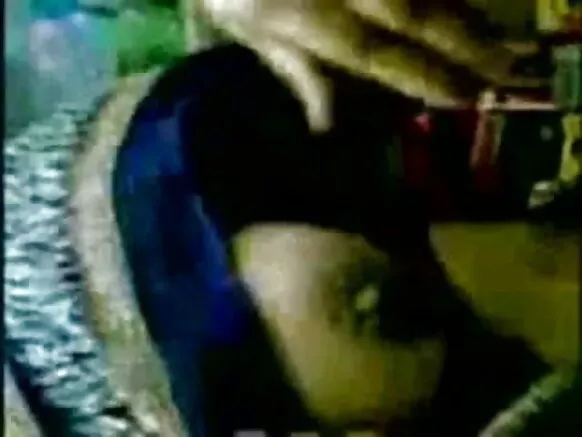 Awọn ori omu nla ti India Aunty Mallu fihan bi ọrẹkunrin rẹ ṣe wa ni ọja XXX Super Huge HD Movie