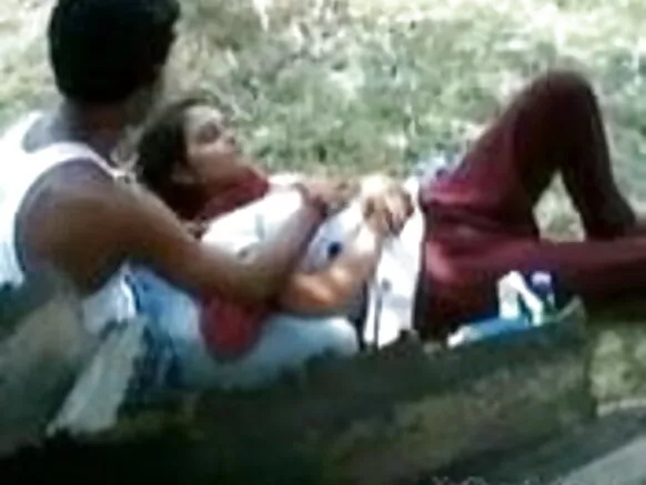 India ibalopo bulu ìmọ girl faye gba rẹ omokunrin lati mu awọn pẹlu girl ká ọmú ni o duro si ibikan