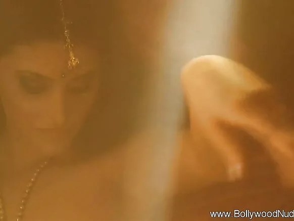 Onijo Bollywood ẹlẹwa jẹ ki a ni idunnu iyalẹnu ati ni gbese ni fidio fiimu Hindi
