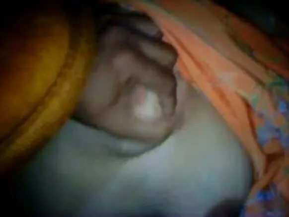 Aworan South Hindi Sexy Blue Aunty oloye Aunty n ṣe iranlọwọ fun ọkọ rẹ lakoko ti o n ṣe onibaje