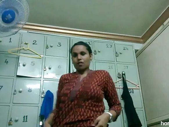 Bharat Nena ibalopo Lily ni ihooho lẹhin iyipada aṣọ