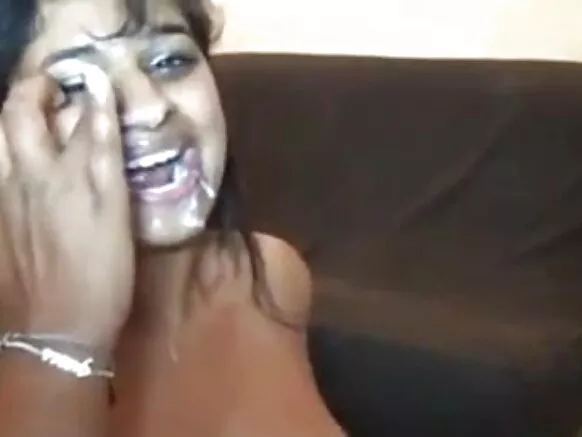 Indian iyawo buru jai nipa ọpọ akuko ni iwaju ti rẹ ni gbese ọkọ bulu hindi