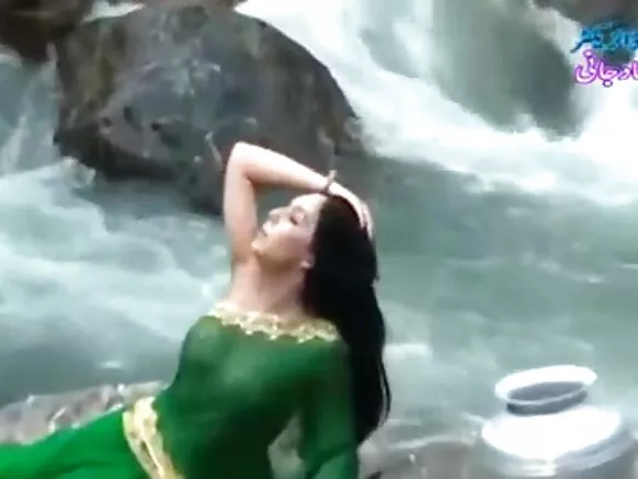 Desi girl ni gbese movie desi saree tutu sihin oyan fifi..so gbona