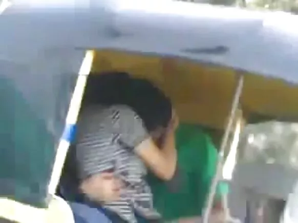 desi fẹnuko ingur ki ni gbese movie auto rickshaw