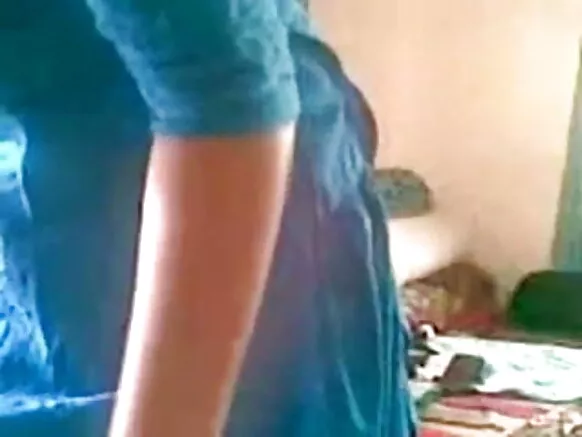 Ni gbese ati idọti aworan ti Punjabi omobirin sile nigba ti wíwẹtàbí ati ki o wọ girl ká aṣọ