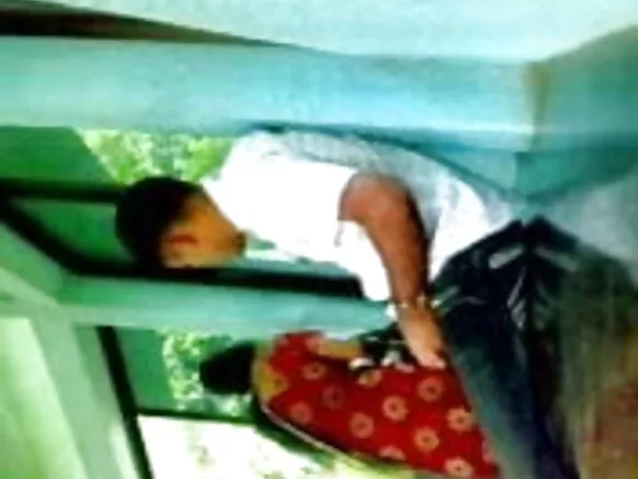 Musulumi Bangladeshi Farzana fokii ọrẹkunrin rẹ ni ikoko
