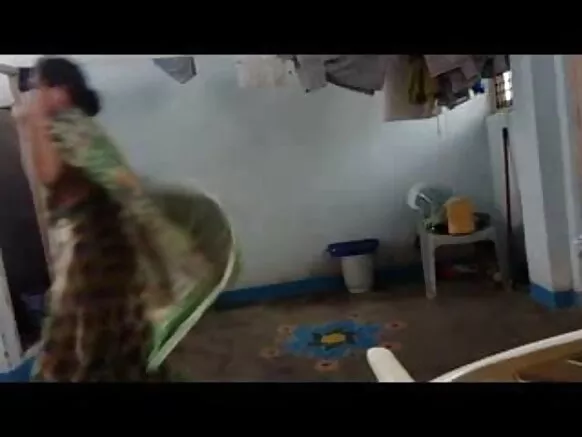 Indian image ni gbese aunty di labẹ imura nigba ti wọ