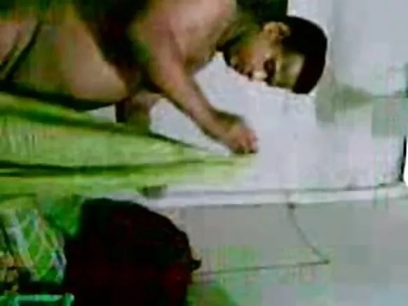 Aunty Bharat ile gidi nini ibalopo pẹlu ọkọ rẹ ni saree titun ni gbese gidi movie