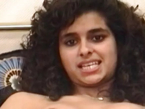 British Indian pẹlu onirun ati ki o ni gbese obo