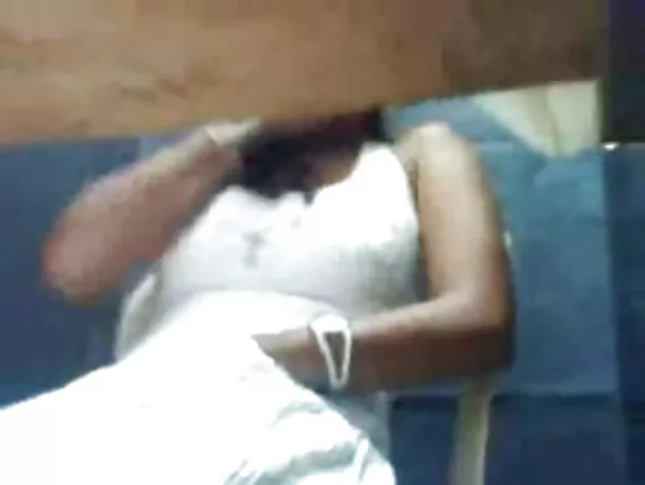 India Cam show girl ni gbese ni gbese movie baraenisere ni ile ounjẹ - nipa Sanjh