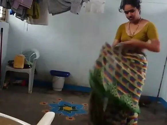 Desi ni gbese show ifihan dhuri onirun pẹlu desi iwẹ saree nlo lẹhin baluwe