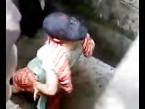 Awọn ọmọbirin alagbeka ti o lẹwa pẹlu awọn ọmu ẹlẹwa ti n wẹ ni ita gbangba fidio fidio ti o ni gbese nipasẹ aladugbo kan