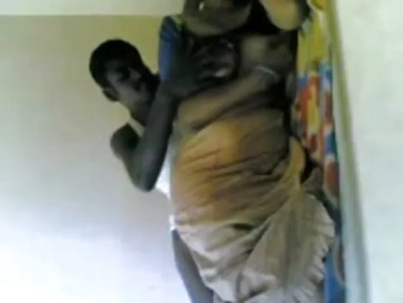 Awọn tọkọtaya tuntun lati abule kan ni South India ṣe igbasilẹ ibalopọ wọn