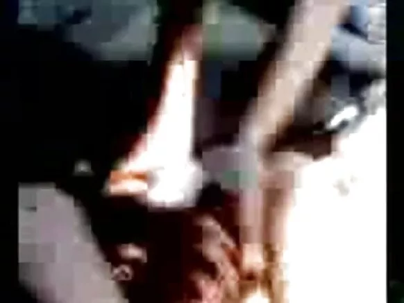 Arabinrin India ti buru jai ni iwaju ẹgbẹ kan ti awọn ọmọbirin ọmọ.