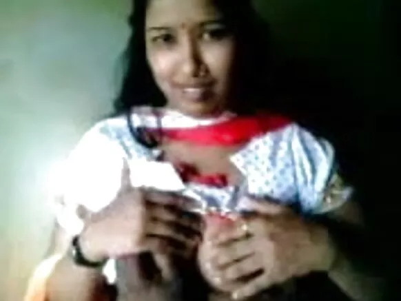 Aunty ṣe afihan awọn oyan ti o ni gbese ni kikun fiimu ni hindi mmm bf puppy mmm