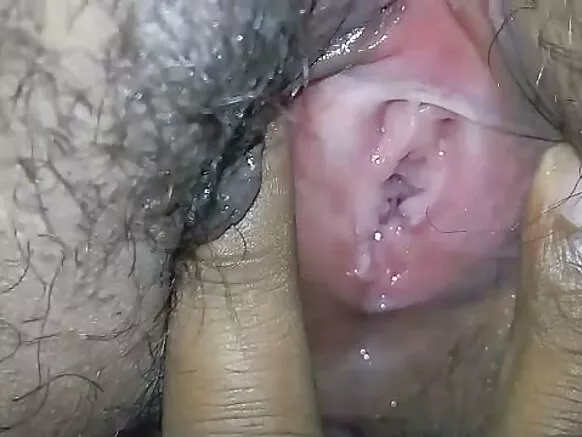 Desi ni gbese film india milf desi milf pẹlu irun obo nini awọn ika ni ido