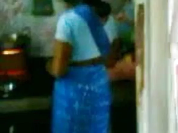 Mu awọn pẹlu rẹ Desi iyawo ni ibi idana ni nibe ni gbese akoko lori mobile