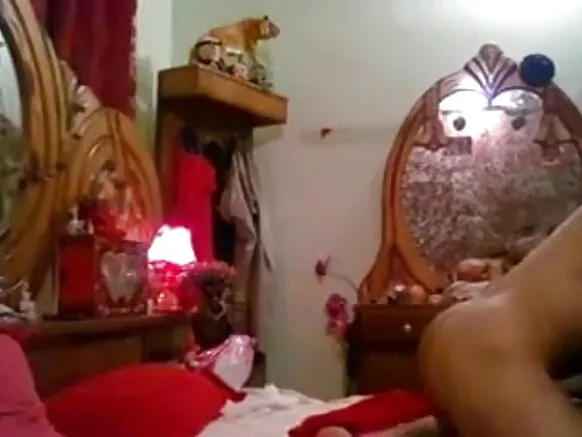 India Tọkọtaya Hindi Movie Image Sexy ijẹfaaji fun tọkọtaya kan lati Lucknow