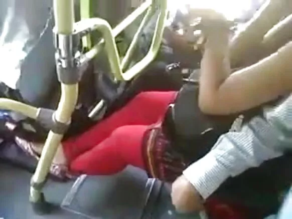 fiimu hindi ni gbese ati wiwo ọkunrin hindi ti o ni gbese ti o nṣire pẹlu ọmu ọmọbirin ninu ọkọ akero