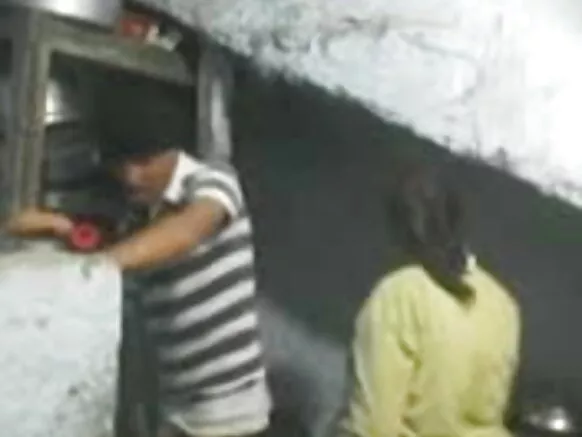 North India ni gbese Fọto ni gbese ni gbese ọmọkunrin atunse kamẹra ati fokii rẹ anti