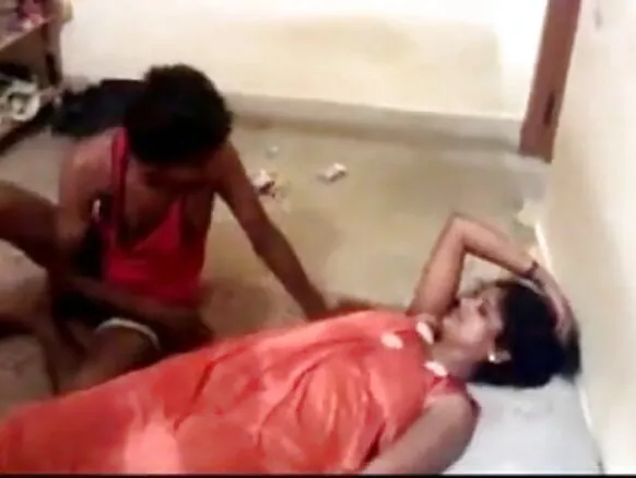 Iyawo Ilu India Cornudo gbadun biba iyawo re fun omo akuko kan foto fiimu hindi ni gbese