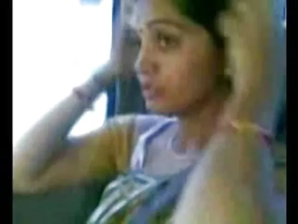 Ologbon ogbo indian ni gbese bulu hindi pọn oyan fihan oyan ninu ọkọ ayọkẹlẹ