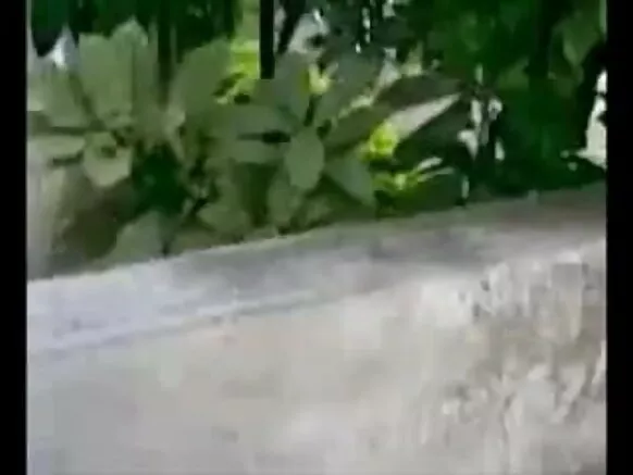 Desi Indian girl ni sokoto onibaje lori alaga hindi ni gbese image movie