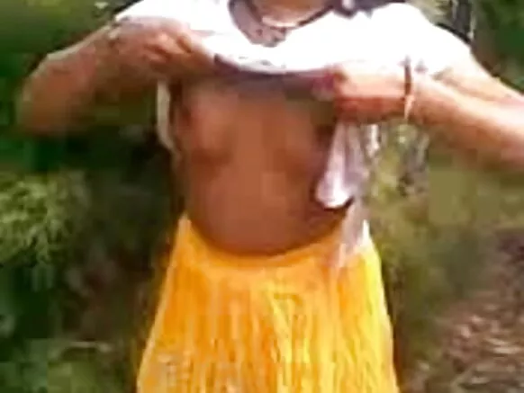 Arabinrin ya kan rin ninu igbo pẹlu Desi omokunrin tamil ni gbese movie