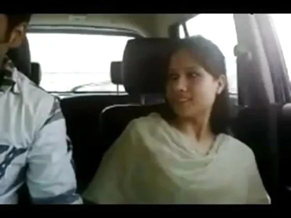 Aworan ti odo tọkọtaya lati Northern India ni fun ni awọn ọkọ ayọkẹlẹ Apá I
