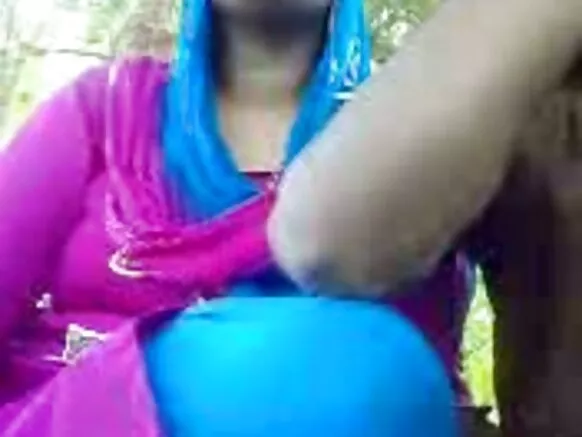 Desi aunty ṣe koriko kan ni ọgba-itura desi aunty ni gbese kikun ni hindi