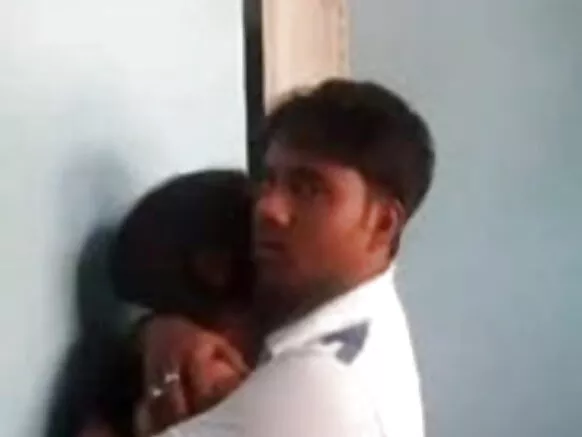 Ọmọbirin ara ilu India ni igbadun wiwo fidio fiimu ti o ni gbese