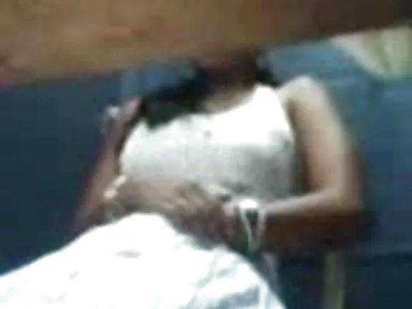 Ọmọbirin ara ilu India ṣe baraenisere ni hindi movie ni gbese fidio HD ayelujara Indian kofi