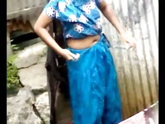 Awọn ọmọbirin abule bangla desi mu abule baluwe desi dhaka bhojpuri ilu ni gbese fiimu fidio (4)