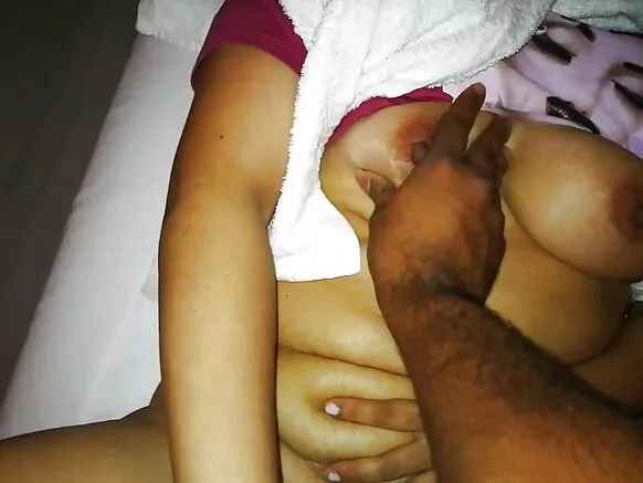 Arabinrin India ti n fun ifọwọra koriko pẹlu ọwọ rẹ