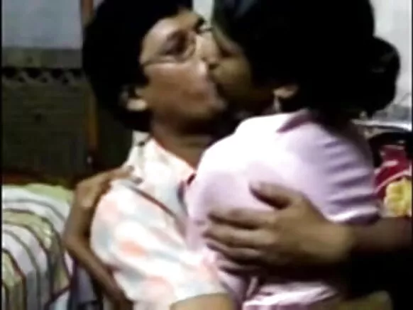 hottie South India ni igbadun pẹlu iranṣẹbinrin hotẹẹli rẹ Fidio fiimu ti o ni gbese ni itumọ giga