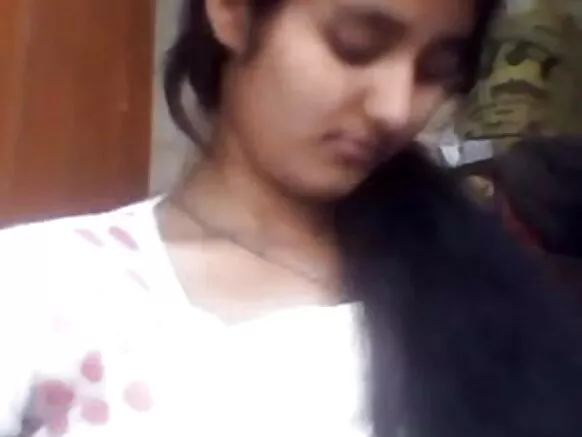 Young Indian fihan rẹ oyan si ẹnikan ni gbese odo fihan rẹ oyan