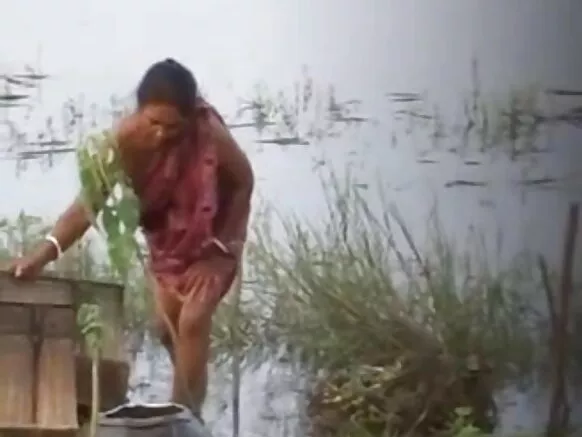 Aunty ti n ṣafihan awọn ọyan laisi blouse sexy hindi movie oyan ti n ṣafihan 2