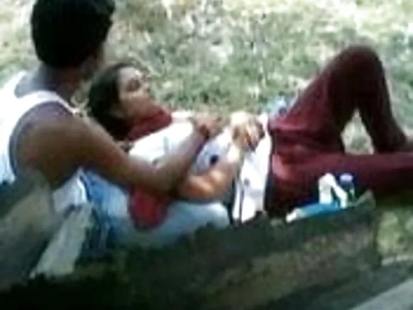 Awọn tọkọtaya India India ti n wo fidio fiimu ti o ni gbese ni ọgba iṣere