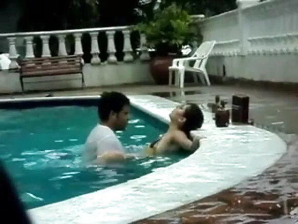 Hot English ni gbese full HD movie ibalopo ninu awọn pool.
