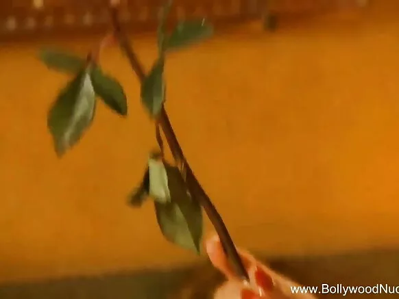 Ololufe India yipada nikan ni fidio buluu Gẹẹsi